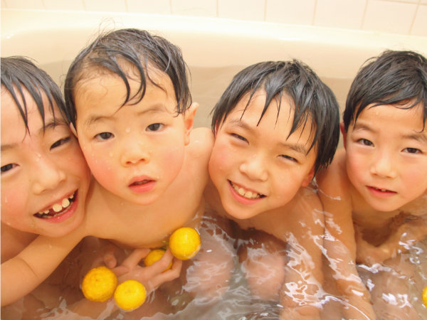 柚子湯に入る子供の写真
