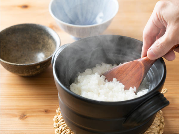 土鍋で炊いた白米の写真