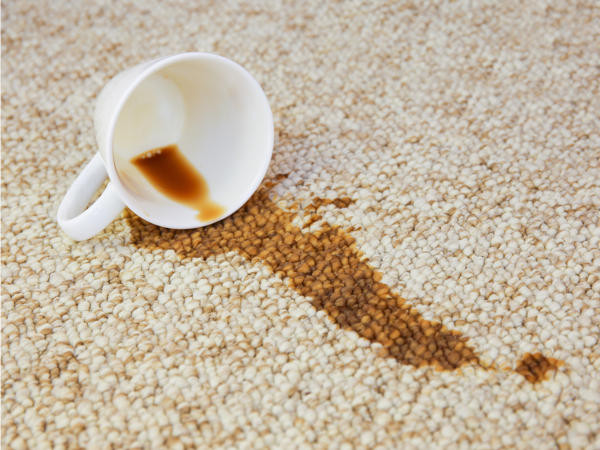 カーペットにこぼれたコーヒーの写真