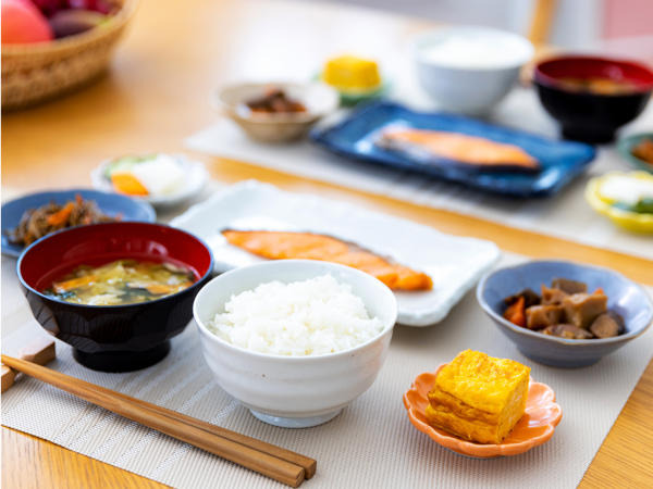 和食の朝食の写真