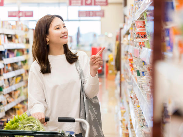 スーパーで買い物をする女性の写真
