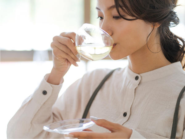 お茶を飲む女性の写真