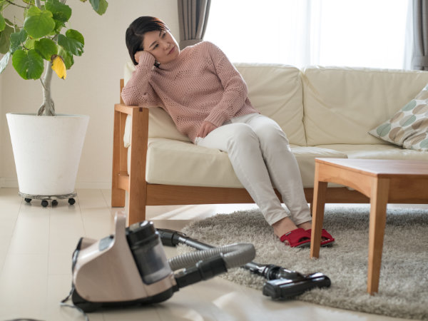 掃除する気が起きない女性の写真
